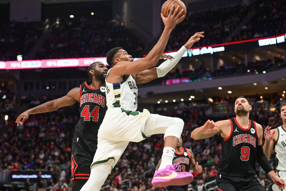 Milwaukee Bucks forward Giannis Antetokounmpo (34) goes to the basket against Chicago Bulls forward Patrick Williams (44) and center Nikola Vucevic (9) 